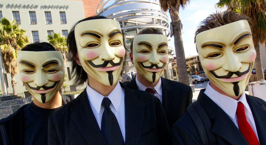 Bild: „Anonymous at Scientology in Los Angeles“ • Photo by Vincent Diamante – Creative Commons License BY-SA 2.0 • Bildquelle: flickr.com/sklathill